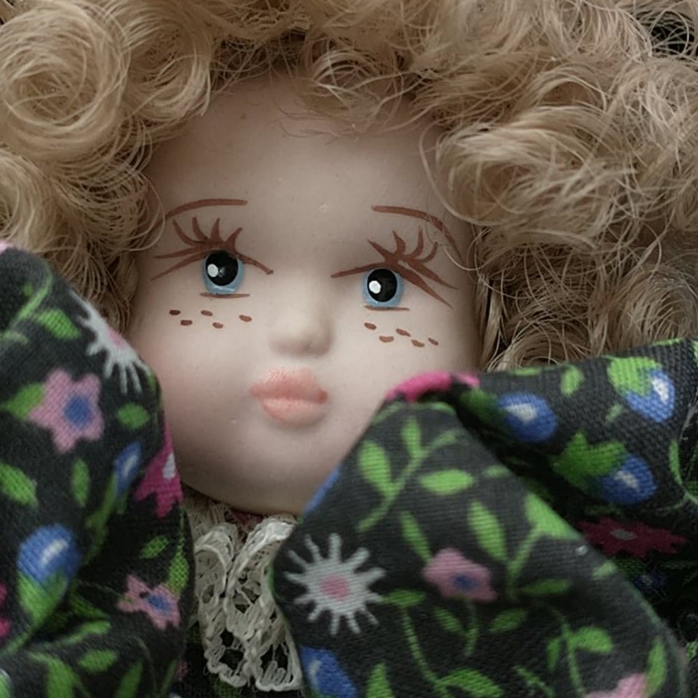 Porcelain doll - Picture 2 of 7